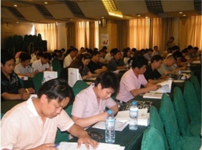 20090619172233客戶認(rèn)真聆聽，并用筆記載著這精彩的內(nèi)容 2